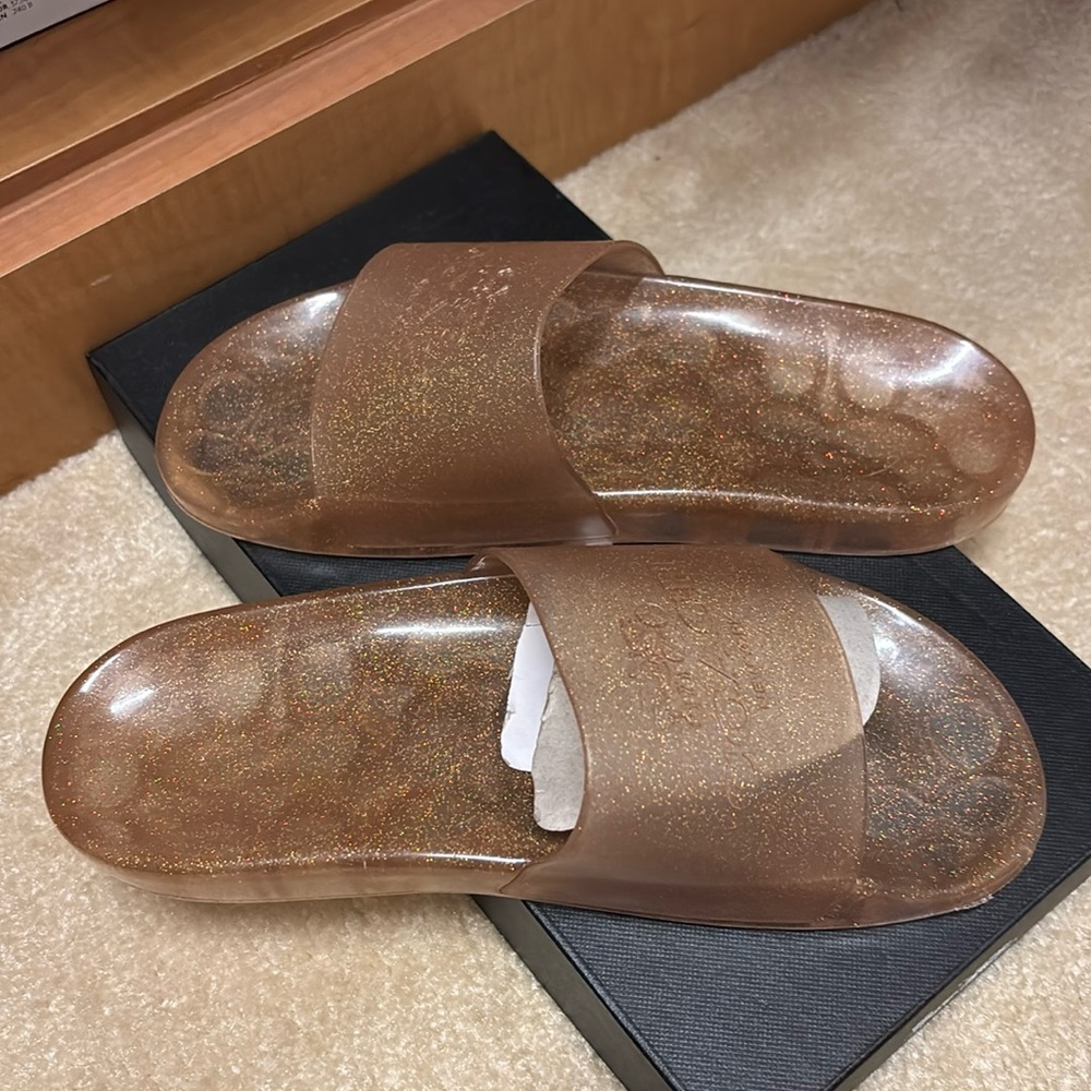 ⭐️COACH 💯ULYSSA RUBBER SLIDE/SHOES, THE SIZE IS 7-B THE COLOR IS "DARK GOLD”